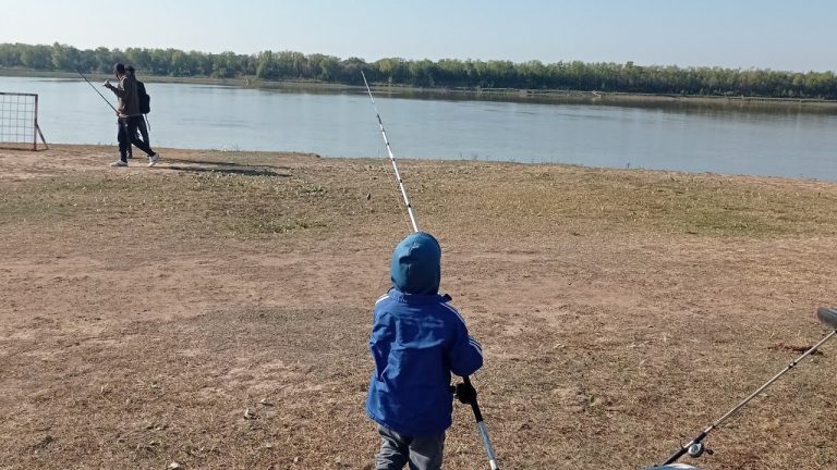 Los chicos pescan, dia del niño en la costa.